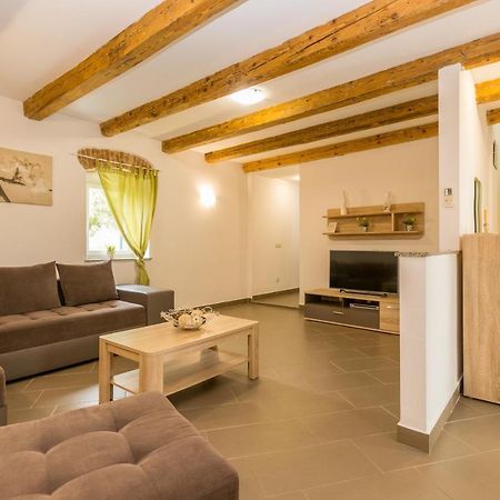 Holiday Home Olga With Pool &Pet Friendly PUY 외부 사진