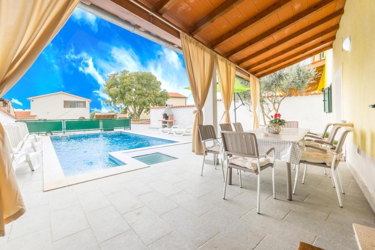 Holiday Home Olga With Pool &Pet Friendly PUY 외부 사진