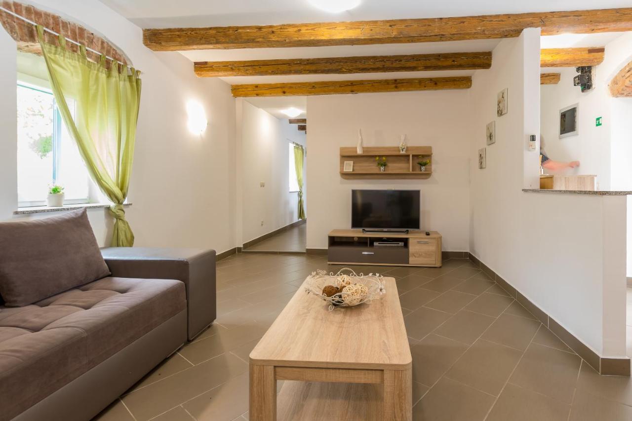 Holiday Home Olga With Pool &Pet Friendly PUY 외부 사진